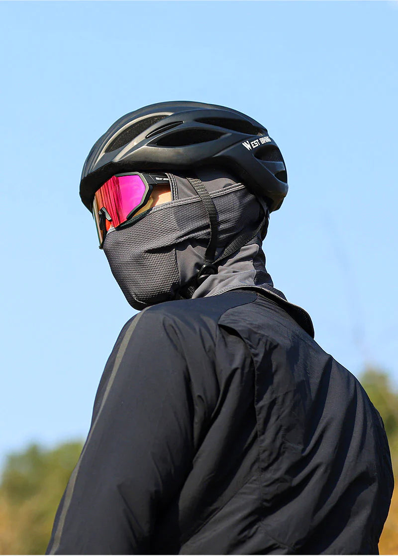 Cabe por baixo do capacete?
