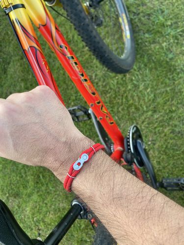 O elo da corrente no pulso. Quem pedala reconhece.