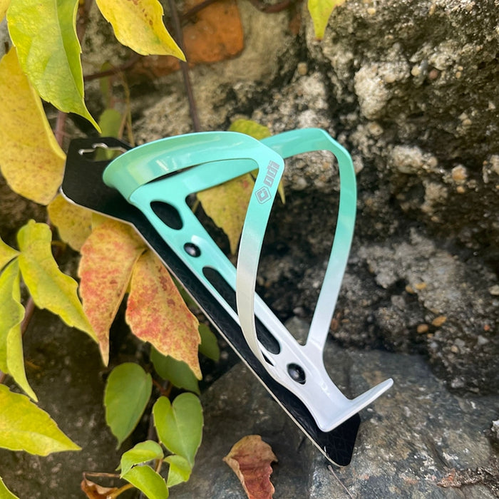 1. O suporte parafusa no quadro