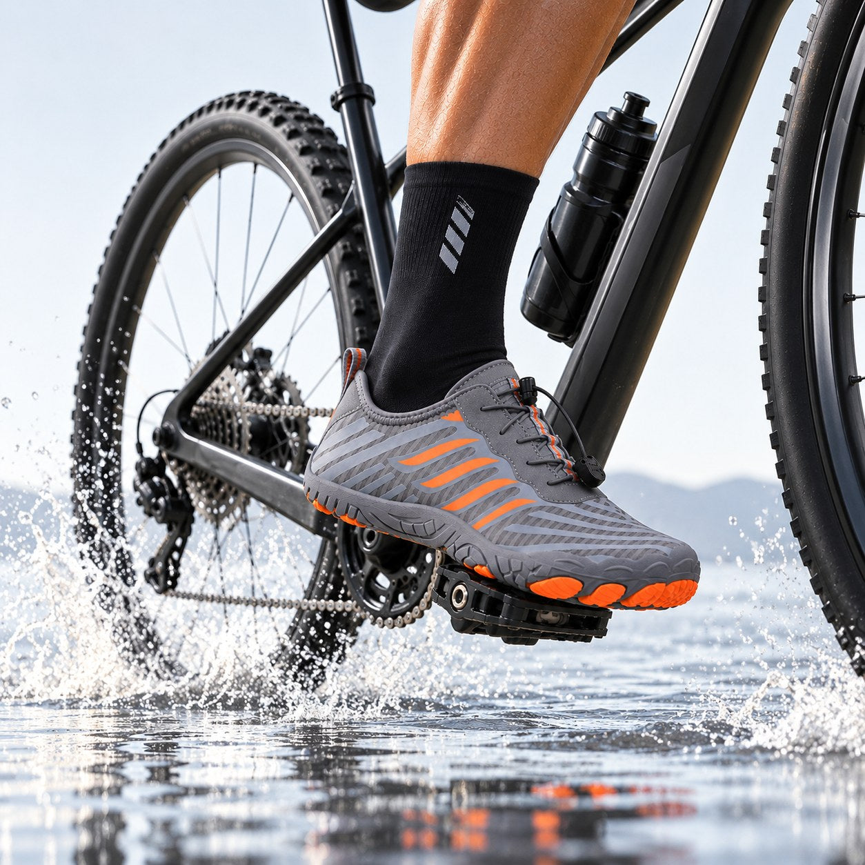 Molha, drena, seca. E não escorrega no pedal nem na pedra.